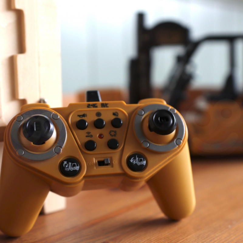 WOOPIE Zdalnie Sterowany Wózek Widłowy 2w1 Dźwig RC - Skala 1:24 - obrazek 3