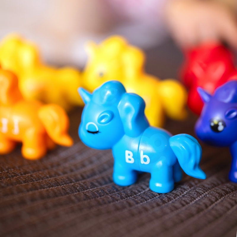 WOOPIE Figurki Montessori Zestaw Edukacyjny Jednorożce do Składania "Dopasuj Literki" 13 el. - obrazek 3