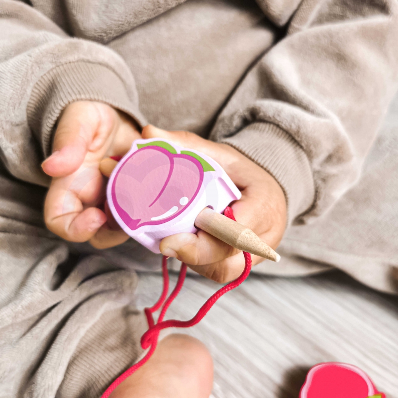 CLASSIC WORLD Drewniane Klocki do Nawlekania Owoce 13 el. - obrazek 8