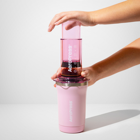 AeroPress Go Plus - Zaparzacz do kawy z kubkiem termicznym różowy - obrazek 5
