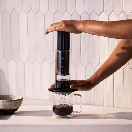 AeroPress Premium - Zaparzacz do kawy szklany czarny - obrazek 4