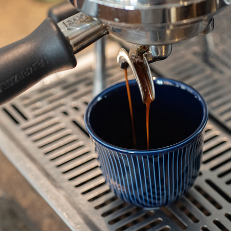 Loveramics Brewers - Kubek 80ml - Embossed Tasting Cup - Cobalt - obrazek 2