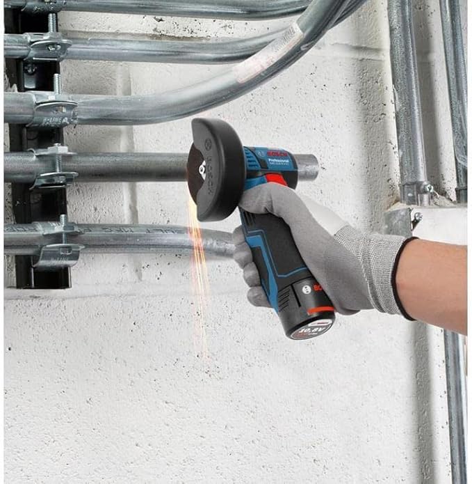 Bosch Professional system 12V: akumulatorowa szlifierka kątowa GWS 12V-76 (1 tarcza tnąca z węglików spiekanych, 2 tarcze tnące Inox, osłona) - obrazek 2