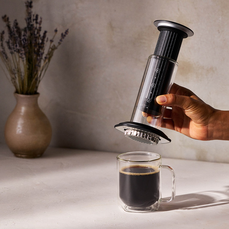 AeroPress Premium - Zaparzacz do kawy szklany czarny - obrazek 3