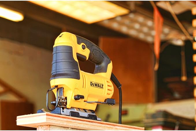 Dewalt Wyrzynarka wahadłowa 650 W DWE349 (3-krotny skok wahadłowy, z dmuchawą, wytrzymały aluminiowy but do piły, regulowany kąt nachylenia bez użycia narzędzi, w zestawie nakładka ochronna na but - obrazek 5