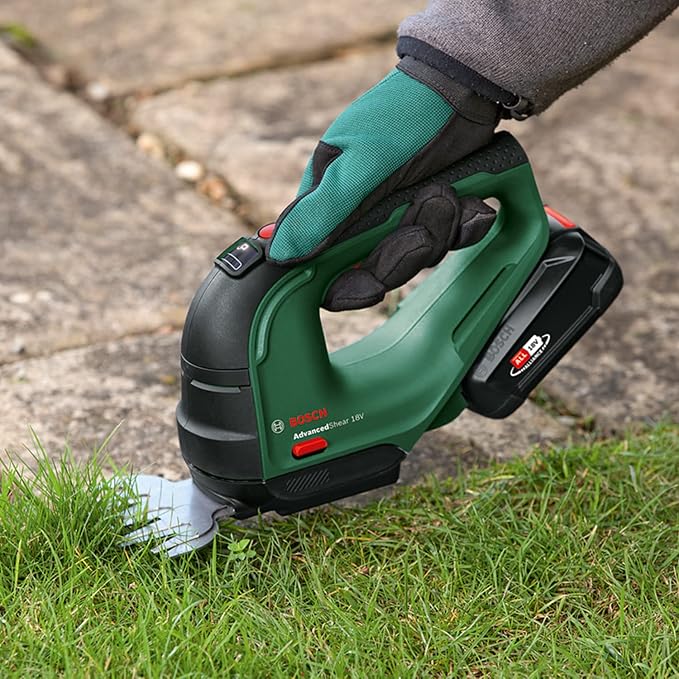 Nożyce do trawy Bosch AdvancedShear 18V-10 (bez akumulatora, system 18 V, ścinają do 85 m² po jednym naładowaniu akumulatora, z ostrzami do trawy i krzewów, w kartonowym opakowaniu) - obrazek 2