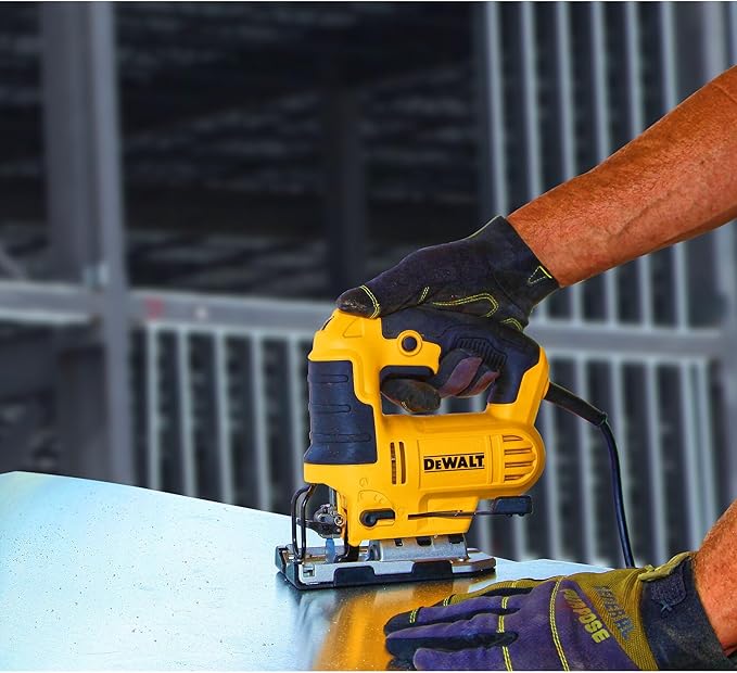 Dewalt Wyrzynarka wahadłowa 650 W DWE349 (3-krotny skok wahadłowy, z dmuchawą, wytrzymały aluminiowy but do piły, regulowany kąt nachylenia bez użycia narzędzi, w zestawie nakładka ochronna na but - obrazek 2