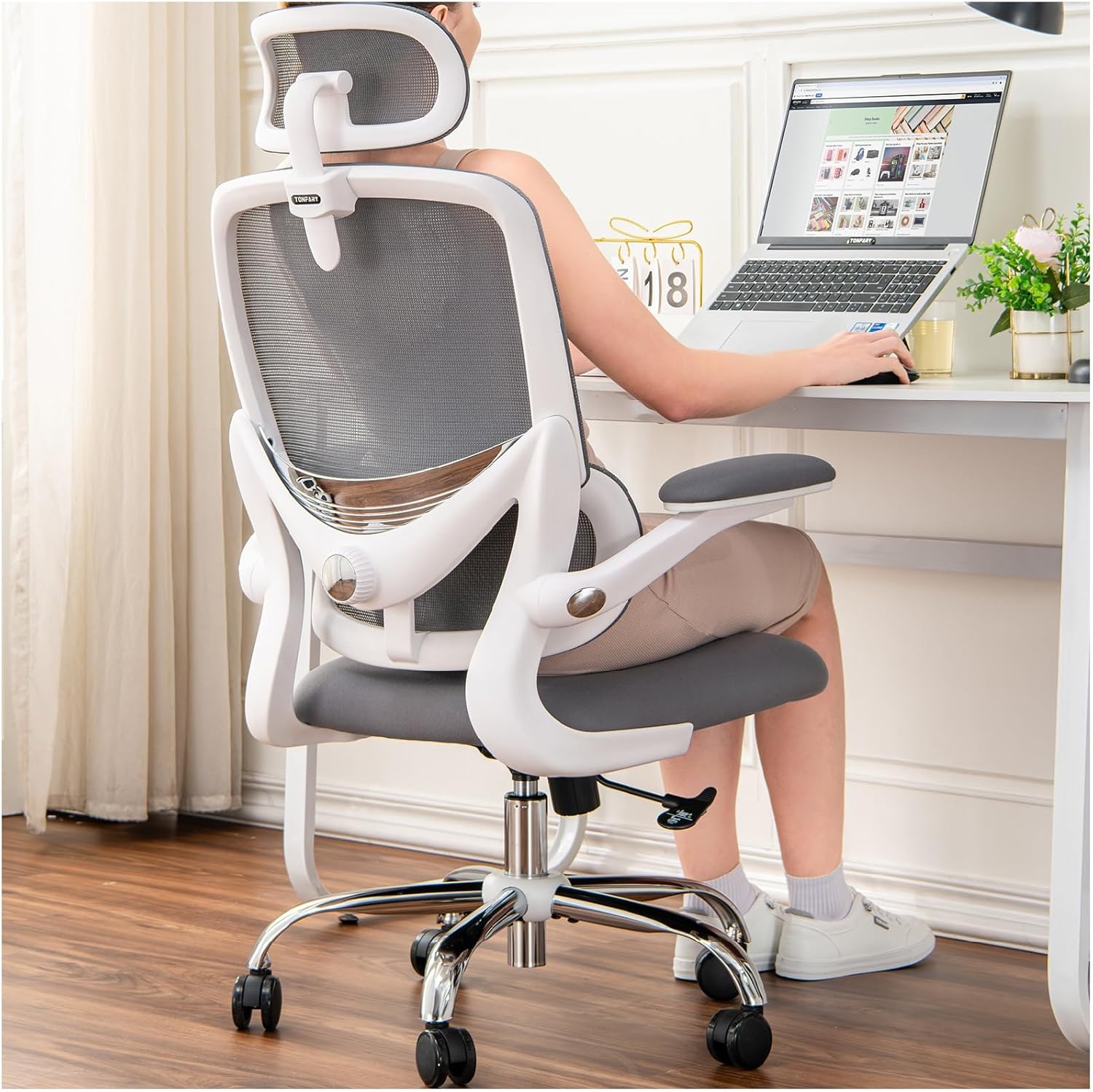 Ergonomiczny fotel do domowego biura z siatkowym wysokim oparciem - obrazek 2