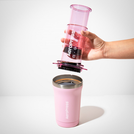 AeroPress Go Plus - Zaparzacz do kawy z kubkiem termicznym różowy - obrazek 4